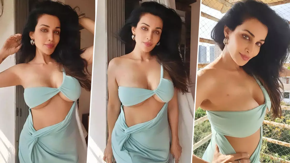 Flora Saini Sexy Video: Flora Saini ने वेब सीरीज में बोल्ड अवतार दिखाने के बाद इंटरनेट पर लगाई आग, Hot Photos हुई Viral Flora Saini Sexy Video: Flora Saini ने वेब सीरीज में बोल्ड अवतार दिखाने के बाद इंटरनेट पर लगाई आग, Hot Photos हुई Viral