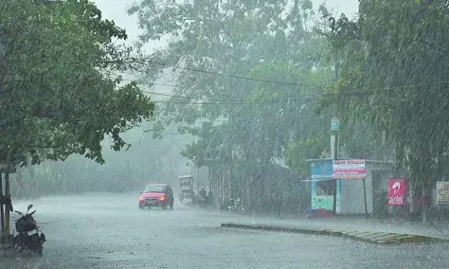 मुजफ्फरपुर: आंधी के बाद बारिश से राहत, बिजली व्यवस्था  चरमराई मुजफ्फरपुर: आंधी के बाद बारिश से राहत, बिजली व्यवस्था  चरमराई