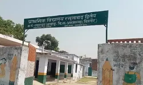 पढ़ाई की जगह शौचालय साफ करती छात्राओं का वीडियो हुआ वायरल