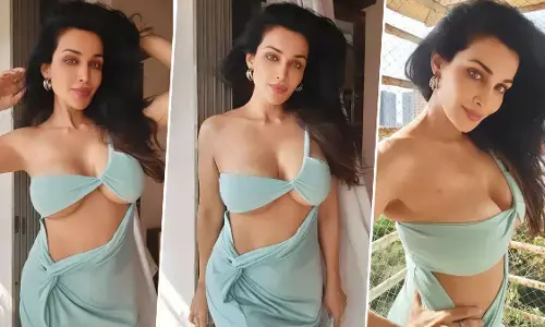 Flora Saini Sexy Video: Flora Saini ने वेब सीरीज में बोल्ड अवतार दिखाने के बाद इंटरनेट पर लगाई आग, Hot Photos हुई Viral Flora Saini Sexy Video: Flora Saini ने वेब सीरीज में बोल्ड अवतार दिखाने के बाद इंटरनेट पर लगाई आग, Hot Photos हुई Viral
