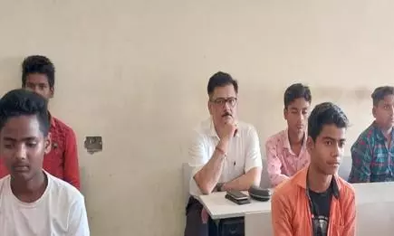 Katihar Collector Udayan Mishra: पिछले दरवाजे से घुस छात्रों संग बैठे DM साहब, नीतीश सर ने पूछा- हू आर यू Katihar Collector Udayan Mishra: पिछले दरवाजे से घुस छात्रों संग बैठे DM साहब, नीतीश सर ने पूछा- हू आर यू