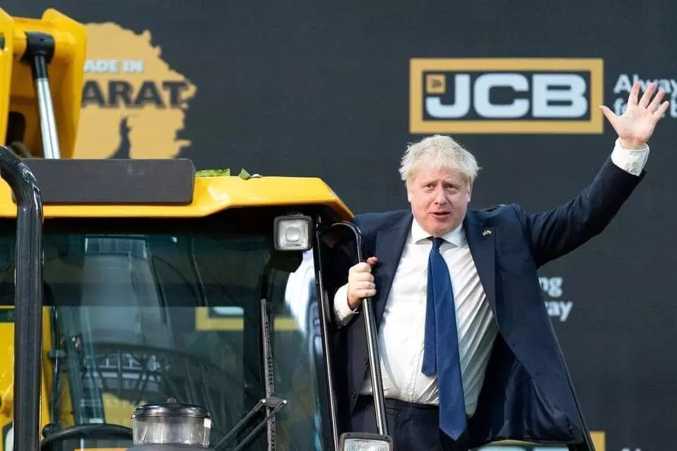 Boris Johnson Visits JCB Bulldozer Factory : JCB फैक्ट्री पहुंचे ब्रिटेन के PM बोरिस जॉनसन, बुलडोजर पर भी चढ़े, देखें VIDEO