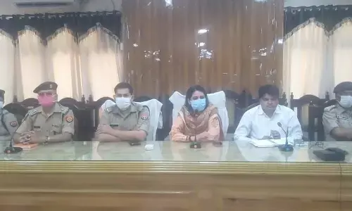 शामली डीएम एसपी ने धर्म गुरुओं के साथ की बैठक त्योहारों को सादगी के साथ मनाने की की अपील शामली डीएम एसपी ने धर्म गुरुओं के साथ की बैठक त्योहारों को सादगी के साथ मनाने की की अपील