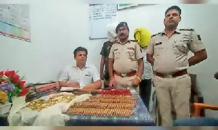 Arrah District Bihar: हथियार की तस्करी करने वाले  बीएसएफ  के दो फर्जी जवान  गिरफ्तार, 554 गोलियों के साथ हथियार भी बरामद Arrah District Bihar: हथियार की तस्करी करने वाले  बीएसएफ  के दो फर्जी जवान  गिरफ्तार, 554 गोलियों के साथ हथियार भी बरामद