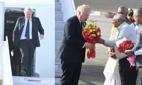ब्रिटेन के पीएम बोरिस जॉनसन दो दिवसीय दौरे पर पहुंचे अहमदाबाद, बुलडोजर प्लांट का करेंगे उद्घाटन ब्रिटेन के पीएम बोरिस जॉनसन दो दिवसीय दौरे पर पहुंचे अहमदाबाद, बुलडोजर प्लांट का करेंगे उद्घाटन