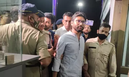 Jignesh Mevani : рд╡рдбрдЧрд╛рдо рд╕реЗ рдХрд╛рдВрдЧреНрд░реЗрд╕ рд╡рд┐рдзрд╛рдпрдХ рдЬрд┐рдЧреНрдиреЗрд╢ рдореЗрд╡рд╛рдгреА рдХреЛ рдЕрд╕рдо рдкреБрд▓рд┐рд╕ рдиреЗ рдХрд┐рдпрд╛ рдЧрд┐рд░рдлреНрддрд╛рд░ Jignesh Mevani : рд╡рдбрдЧрд╛рдо рд╕реЗ рдХрд╛рдВрдЧреНрд░реЗрд╕ рд╡рд┐рдзрд╛рдпрдХ рдЬрд┐рдЧреНрдиреЗрд╢ рдореЗрд╡рд╛рдгреА рдХреЛ рдЕрд╕рдо рдкреБрд▓рд┐рд╕ рдиреЗ рдХрд┐рдпрд╛ рдЧрд┐рд░рдлреНрддрд╛рд░