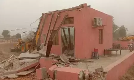 शामली में अवैध कॉलोनी पर चला योगी का बुलडोजर शामली में अवैध कॉलोनी पर चला योगी का बुलडोजर