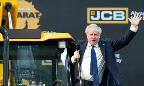 Boris Johnson Visits JCB Bulldozer Factory : JCB рдлреИрдХреНрдЯреНрд░реА рдкрд╣реБрдВрдЪреЗ рдмреНрд░рд┐рдЯреЗрди рдХреЗ PM рдмреЛрд░рд┐рд╕ рдЬреЙрдирд╕рди, рдмреБрд▓рдбреЛрдЬрд░ рдкрд░ рднреА рдЪрдврд╝реЗ, рджреЗрдЦреЗрдВ VIDEO Boris Johnson Visits JCB Bulldozer Factory : JCB рдлреИрдХреНрдЯреНрд░реА рдкрд╣реБрдВрдЪреЗ рдмреНрд░рд┐рдЯреЗрди рдХреЗ PM рдмреЛрд░рд┐рд╕ рдЬреЙрдирд╕рди, рдмреБрд▓рдбреЛрдЬрд░ рдкрд░ рднреА рдЪрдврд╝реЗ, рджреЗрдЦреЗрдВ VIDEO