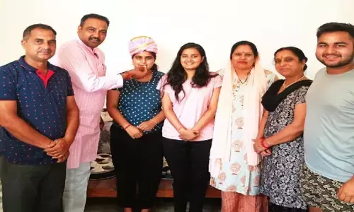 किसान की बेटी ने किया ऐसा कमाल, अब मिलेगी एक करोड़ की स्कॉलरशिप, खबर सुनकर भावुक हुए पिता किसान की बेटी ने किया ऐसा कमाल, अब मिलेगी एक करोड़ की स्कॉलरशिप, खबर सुनकर भावुक हुए पिता