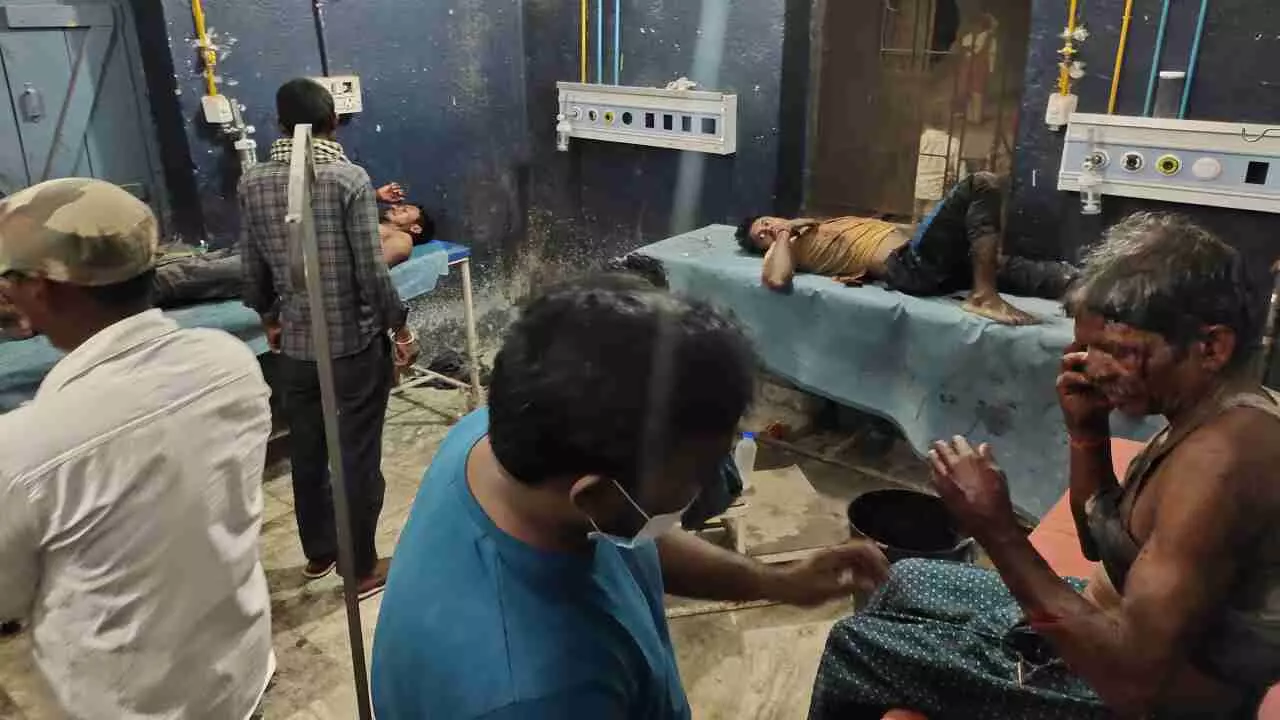 शेख साहब की पूजा करने पर गोतिया ने किया विरोध, नहीं मानने पर किया तलवार से हमला, 4 लोग गंभीर रूप से घायल शेख साहब की पूजा करने पर गोतिया ने किया विरोध, नहीं मानने पर किया तलवार से हमला, 4 लोग गंभीर रूप से घायल