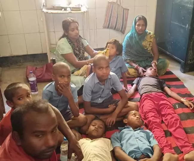 बिहार में भूखे पेट कृमि दवा खाने से 80 कई बच्चों की हालत बिगड़ी, भड़के परिजन