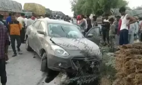 Rae Bareli News : रायबरेली में बेकाबू कार ने सड़क क‍िनारे खड़े तीन युवकों को रौंदा, शिक्षामित्र समेत दाे की मौत