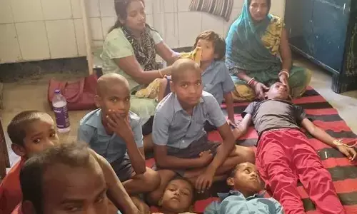 बिहार में भूखे पेट कृमि दवा खाने से 80 कई बच्चों की हालत बिगड़ी, भड़के परिजन