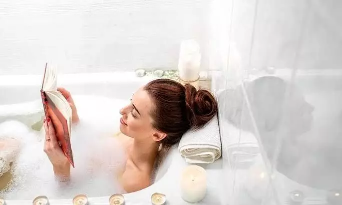 Bathing With Salt Water: पानी के अंदर इस चीज को मिलाकर नहाने पर जोड़ों का दर्द हो जाएगा छूमंतर Bathing With Salt Water: पानी के अंदर इस चीज को मिलाकर नहाने पर जोड़ों का दर्द हो जाएगा छूमंतर