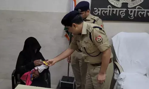 Aligarh Police News: एसएसपी कलानिधि नैथानी ने खुद मॉनीटरिंग कर बच्ची बरामद की, परिवार को जब सौंपी तब भावुक हुए Aligarh Police News: एसएसपी कलानिधि नैथानी ने खुद मॉनीटरिंग कर बच्ची बरामद की, परिवार को जब सौंपी तब भावुक हुए