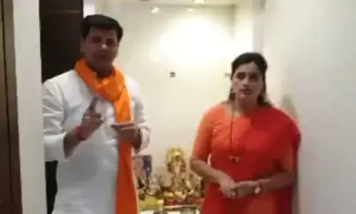 Navneet Rana : रवि और नवनीत राणा ने लगाया आरोप, शिवसेना कार्यकर्ता कर रहे हैं हमले की कोशिश Navneet Rana : रवि और नवनीत राणा ने लगाया आरोप, शिवसेना कार्यकर्ता कर रहे हैं हमले की कोशिश