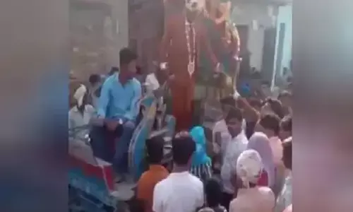 प्रेमिका ने बग्घी पर बैठे अपने प्रेमी को देखते ही उतार ली चप्पल प्रेमिका ने बग्घी पर बैठे अपने प्रेमी को देखते ही उतार ली चप्पल