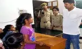 तबादला रुकवाने के लिए सो शिक्षिकाओं ने 20 छात्राओं को बनाया बंधक, केस दर्ज तबादला रुकवाने के लिए सो शिक्षिकाओं ने 20 छात्राओं को बनाया बंधक, केस दर्ज