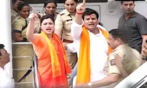 महाराष्ट्र में सियासी भूचाल, सांसद नवनीत राणा और विधायक रवि राणा को पुलिस ने किया गिरफ्तार! महाराष्ट्र में सियासी भूचाल, सांसद नवनीत राणा और विधायक रवि राणा को पुलिस ने किया गिरफ्तार!