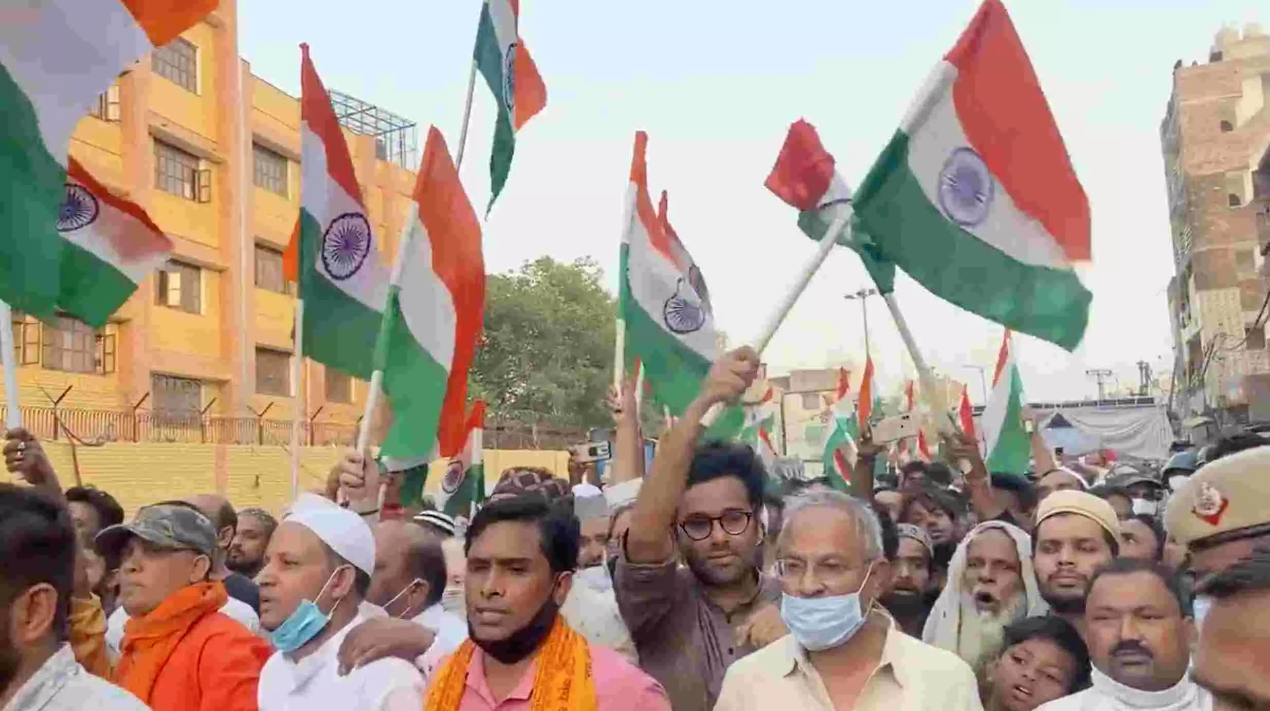 Delhi : जहांगीरपुरी में हुई हिंसा के बाद हिंदू-मुस्लिम समुदाय के लोगों ने मिलकर निकाली तिरंगा यात्रा