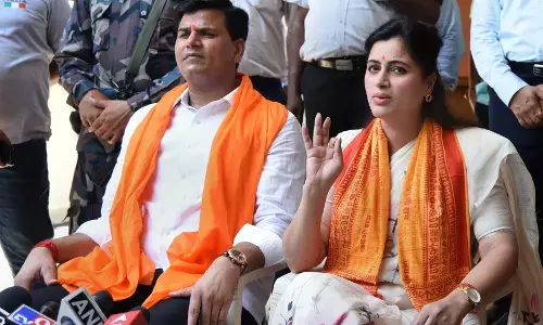 Navneet Rana: नवनीत राणा और उनके पति को 14 दिन की जेल, जानिए- कोर्ट में क्या हुआ....पुलिस ने देशद्रोह की धारा भी जोड़ी Navneet Rana: नवनीत राणा और उनके पति को 14 दिन की जेल, जानिए- कोर्ट में क्या हुआ....पुलिस ने देशद्रोह की धारा भी जोड़ी