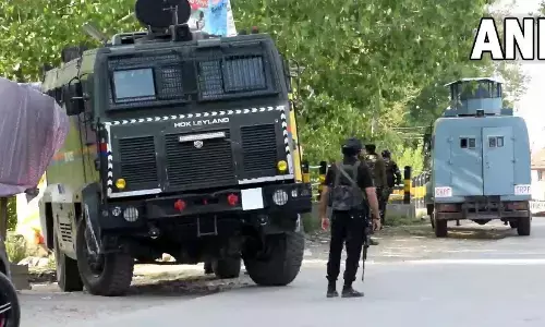 Jammu & Kashmir News : जम्मू-कश्मीर: पुलवामा में सेना से मुठभेड़ में 3 आतंकवादी ढेर, ऑपरेशन जारी