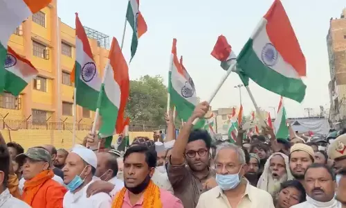 Delhi : जहांगीरपुरी में हुई हिंसा के बाद हिंदू-मुस्लिम समुदाय के लोगों ने मिलकर निकाली तिरंगा यात्रा Delhi : जहांगीरपुरी में हुई हिंसा के बाद हिंदू-मुस्लिम समुदाय के लोगों ने मिलकर निकाली तिरंगा यात्रा