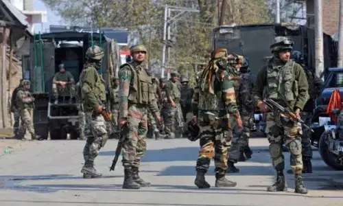 सुंजवां मुठभेड़ में आत्मघाती हमलावरों को ले जाने की साजिश के आरोप में दो कश्मीरी गिरफ्तार सुंजवां मुठभेड़ में आत्मघाती हमलावरों को ले जाने की साजिश के आरोप में दो कश्मीरी गिरफ्तार