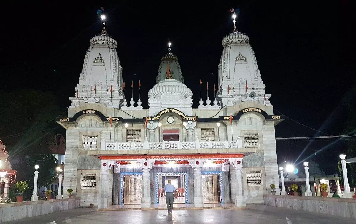 गोरखनाथ मंदिर में योगी के निर्देश का हुआ असर, मंदिर प्रबंधन ने किया पालन गोरखनाथ मंदिर में योगी के निर्देश का हुआ असर, मंदिर प्रबंधन ने किया पालन