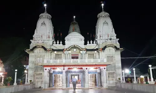 गोरखनाथ मंदिर में योगी के निर्देश का हुआ असर, मंदिर प्रबंधन ने किया पालन गोरखनाथ मंदिर में योगी के निर्देश का हुआ असर, मंदिर प्रबंधन ने किया पालन