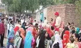 भारी पुलिस बल की मौजूदगी में निकली दलित CRPF जवान की बारात, जानें पूरा मामला भारी पुलिस बल की मौजूदगी में निकली दलित CRPF जवान की बारात, जानें पूरा मामला