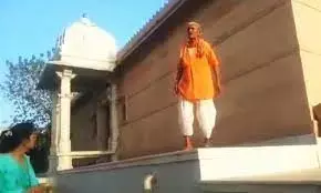राजस्थान में दलित नवविवाहित जोड़े को मंदिर में घुसने से रोका, पंडित पर SC-ST के तहत केस दर्ज राजस्थान में दलित नवविवाहित जोड़े को मंदिर में घुसने से रोका, पंडित पर SC-ST के तहत केस दर्ज