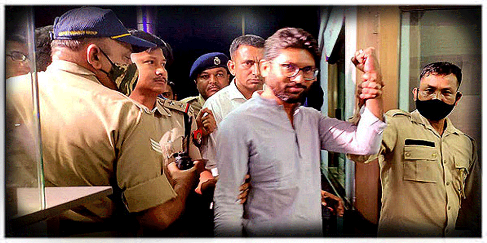 दलित नेता और विधायक जिग्नेश मेवानी को प्रधानमंत्री पर ट्वीट करने के कारण गिरफ्तार किया गया