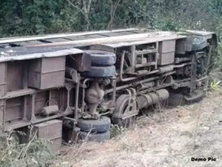 ललितपुर में सवारियों से भरी बस पलटने से 6 यात्रियों की मौत और 36 गंभीर घायल ललितपुर में सवारियों से भरी बस पलटने से 6 यात्रियों की मौत और 36 गंभीर घायल