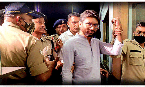 दलित नेता और विधायक जिग्नेश मेवानी को प्रधानमंत्री पर ट्वीट करने के कारण गिरफ्तार किया गया दलित नेता और विधायक जिग्नेश मेवानी को प्रधानमंत्री पर ट्वीट करने के कारण गिरफ्तार किया गया