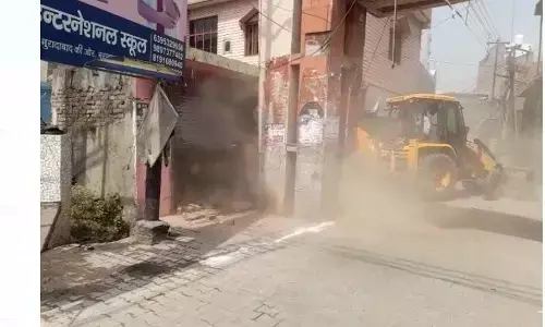 दुकानों पर चला बुलडोजर