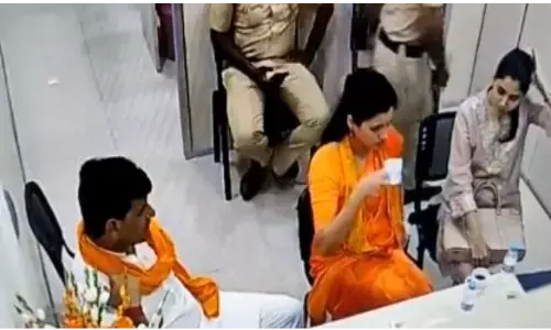 नवनीत राणा के उत्पीड़न के आरोप में मुंबई पुलिस ने जारी किया थाने का ये वीडियो देंखे