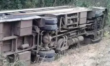 ललितपुर में सवारियों से भरी बस पलटने से 6 यात्रियों की मौत और 36 गंभीर घायल ललितपुर में सवारियों से भरी बस पलटने से 6 यात्रियों की मौत और 36 गंभीर घायल