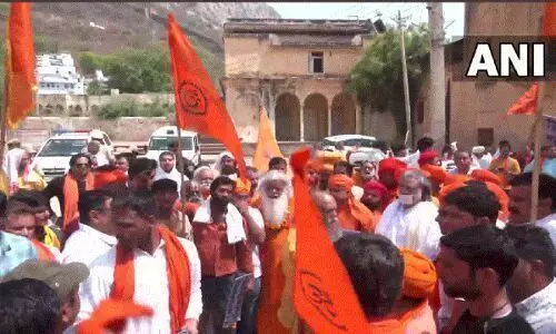 BJP ने अशोक गहलोत को बताया औरंगजेब, मंदिर पुर्ननिर्माण की मांग को लेकर अलवर में प्रदर्शन