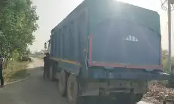 खनन माफियाओं पर एसडीएम ने की कार्रवाई,अवैध रेत से भरे दो डंपर पकड़े,