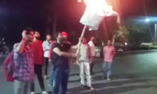 BHU के वीसी इफ्तार पार्टी में हुए शामिल, छात्रों ने विरोध में फूंका पुतला BHU के वीसी इफ्तार पार्टी में हुए शामिल, छात्रों ने विरोध में फूंका पुतला