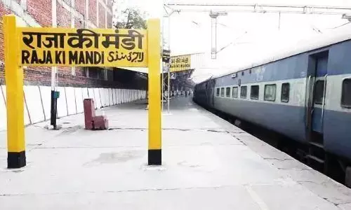 आगरा में राजा की मंडी रेलवे स्टेशन मंदिर और मजार के अतिक्रमण के कारण हो सकता है बंद आगरा में राजा की मंडी रेलवे स्टेशन मंदिर और मजार के अतिक्रमण के कारण हो सकता है बंद