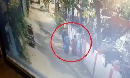 सामने आया दिल दहलाने वाला वीडियो, बीच सड़क में पत्नी और बेटी को गोली मारकर खुद को भी मारी गोली, सड़क पर लगा लाशों का ढेर सामने आया दिल दहलाने वाला वीडियो, बीच सड़क में पत्नी और बेटी को गोली मारकर खुद को भी मारी गोली, सड़क पर लगा लाशों का ढेर