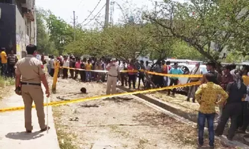 दिल्ली में गहरे सीवर में उतरने से 2 युवक की मौत दिल्ली में गहरे सीवर में उतरने से 2 युवक की मौत