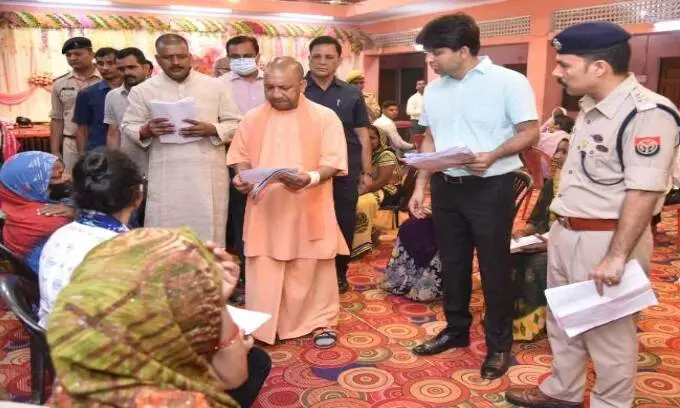 जनता दर्शन में भीड़ देख सीएम योगी भड़के, अधिकारियों से पूछा ऐसा सवाल की... जनता दर्शन में भीड़ देख सीएम योगी भड़के, अधिकारियों से पूछा ऐसा सवाल की...