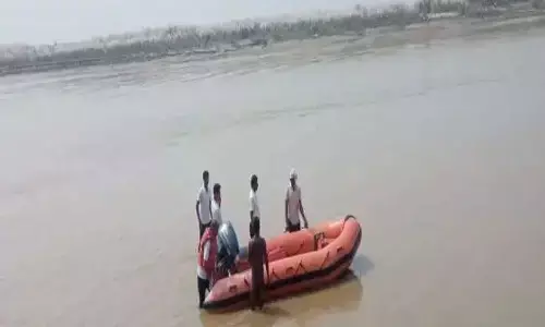 अयोध्या में दर्शन करने आए पिता-पुत्र सहित तीन लोग सरयू नदी में डूूबे, एसडीआरएफ ने बचाया अयोध्या में दर्शन करने आए पिता-पुत्र सहित तीन लोग सरयू नदी में डूूबे, एसडीआरएफ ने बचाया