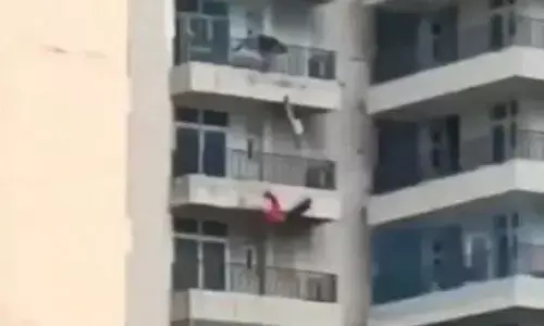 नोएडा में Shocked करने वाली खबर, बुजुर्ग ने पत्नी के पैर छूकर माफी मांगी और 19वीं मंजिल से लगा दी छलांग! दर्दनाक मौत