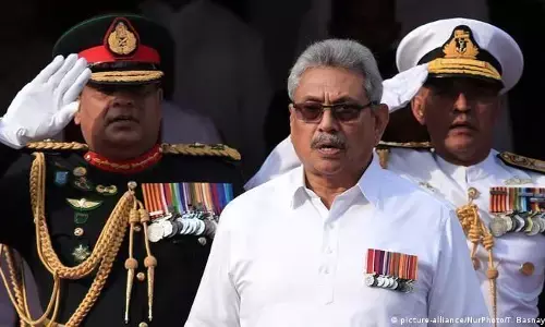 श्रीलंका के राष्ट्रपति भाई को पीएम पद से हटाने पर राजी श्रीलंका के राष्ट्रपति भाई को पीएम पद से हटाने पर राजी