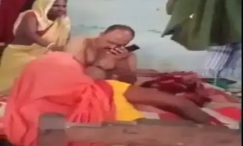 शर्ट उतार महिला से मसाज कराने लगा दरोगा, मजबूरी का उठाया फायदा, जानें क्या है मामला शर्ट उतार महिला से मसाज कराने लगा दरोगा, मजबूरी का उठाया फायदा, जानें क्या है मामला