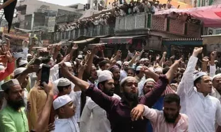 सड़क पर नमाज पढ़ने से रोकने पर नमाजियों ने किया हंगामा, भारी पुलिस बल तैनात सड़क पर नमाज पढ़ने से रोकने पर नमाजियों ने किया हंगामा, भारी पुलिस बल तैनात